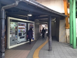 日野駅を出て、左手の高架を通ってください。